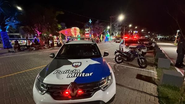 Segundo a PM, motociclistas estavam fazendo manobras perigosas em  local com intensa movimentação de pessoas, no dia da inauguração da decoração de natal da cidade