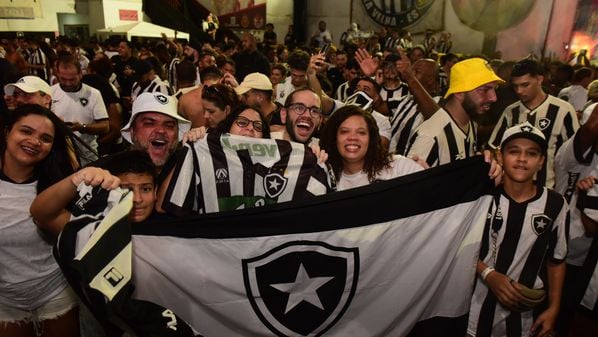 Os botafoguenses capixabas finalmente puderam soltar o grito de campeão que estava preso na garganta. Em Vila Velha, na quadra da MUG, os torcedores fizeram a festa