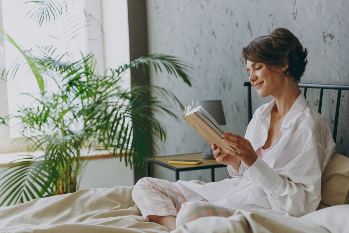 As férias são uma ótima oportunidade para enriquecer a leitura (Imagem: ViDI Studio | Shutterstock) 