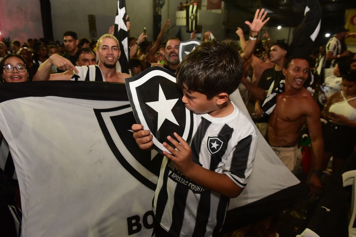 Torcedores do Botafogo comemoram título da Libertadores em Vila Velha por Ricardo Medeiros