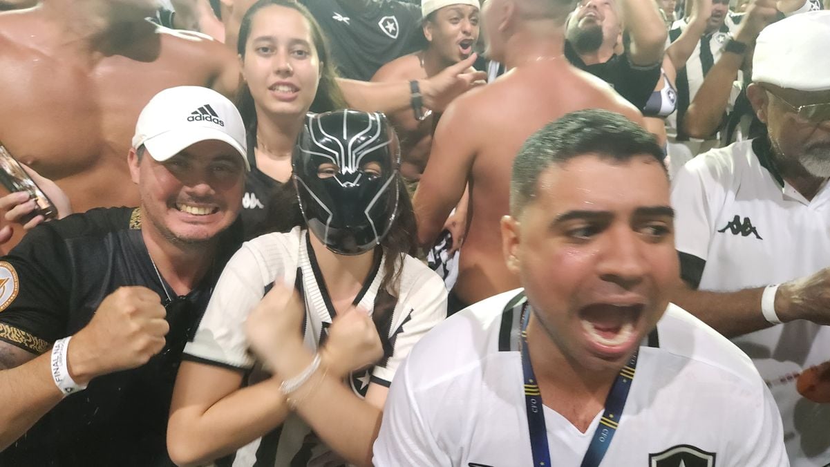 Torcedores do ES comemoram título do Botafogo na Libertadores por Ricardo Medeiros