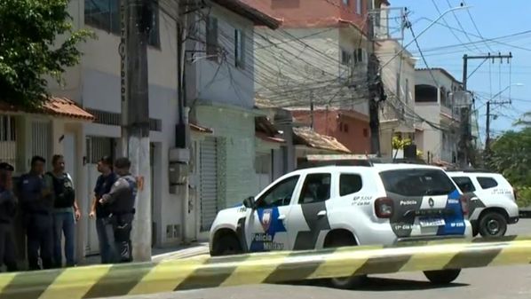 Moradores ouviram quatro disparos e depois viram um carro preto deixando o local, na manhã desta segunda-feira (2)