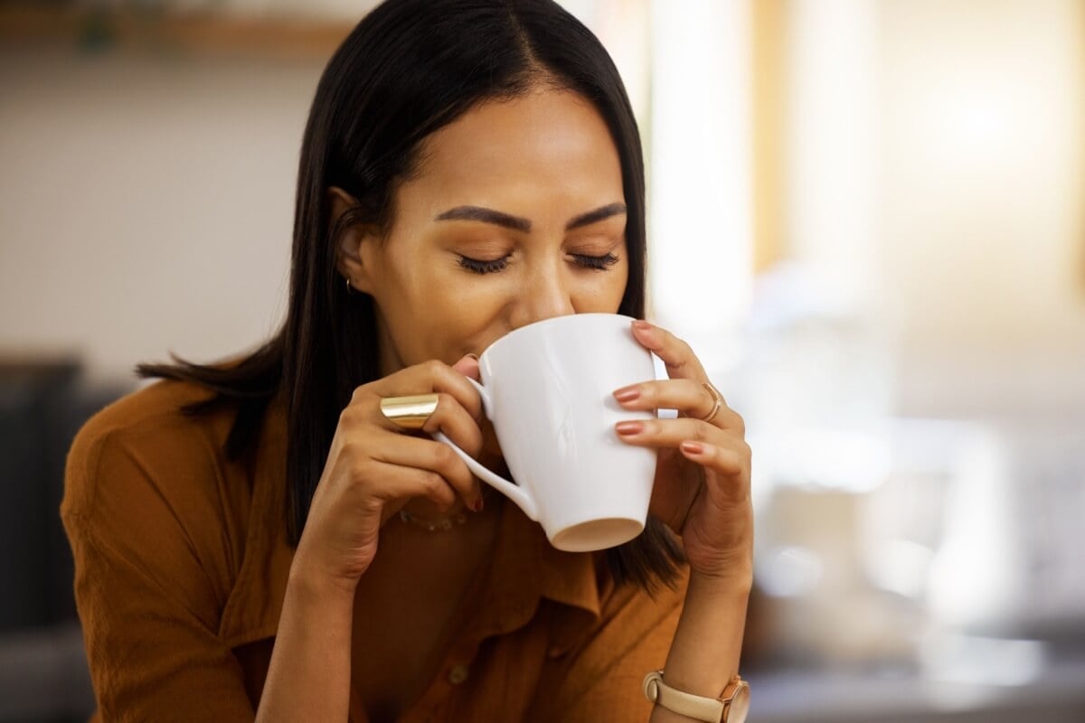 Apesar de naturais, alguns chás podem trazer riscos à saúde quando consumidos em excesso (Imagem: PeopleImages.com | Shutterstock) 