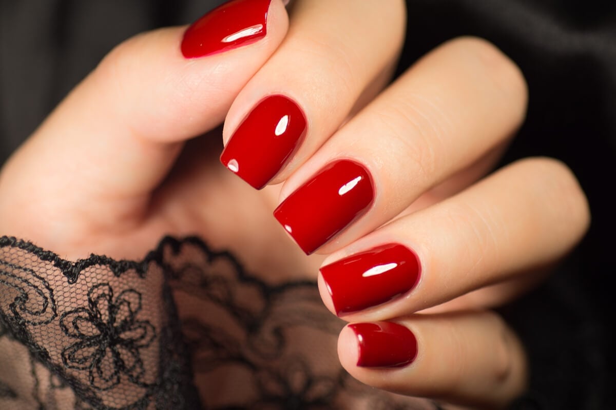 As unhas completam o look do fim de ano (Imagem: Minszka | Shutterstock)