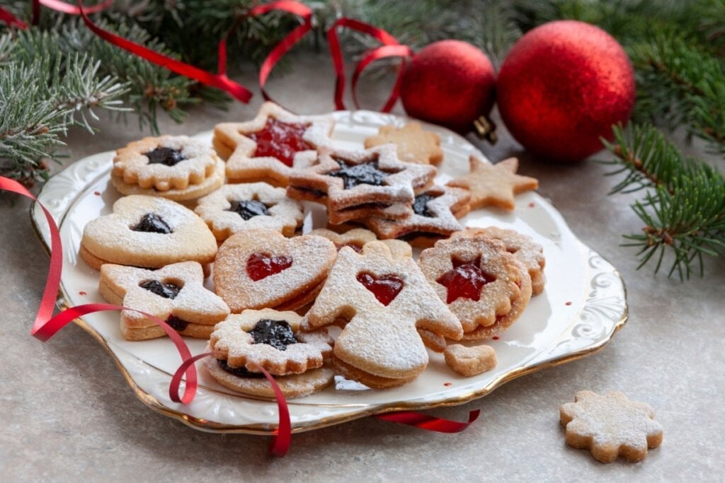 Biscoitos natalinos Linzer (Imagem: EllyGri | Shutterstock)