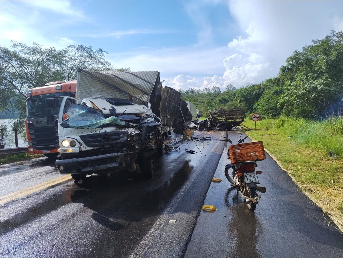 Motoristas ficam feridos em grave acidente entre dois caminhões em Mimoso do Sul 