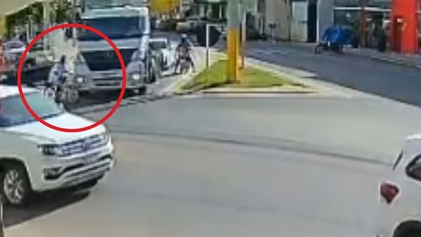 Carreta avançou em rotatória e passou por cima da bicicleta numa sequência de imagens que chamam a atenção; popularem chegam a acenar para o motorista