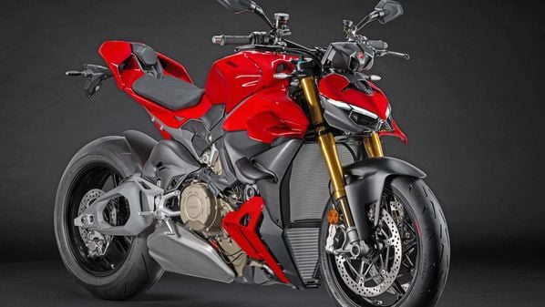 A moto pode ser considerada uma “opção naked” da nova Panigale V4, a sétima geração de superbikes
Ducati, que avançou em todos os padrões em termos de desempenho