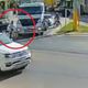 Imagem - Ciclista escapa milagrosamente de atropelamento