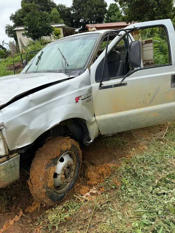 Caminhão roubado por quadrilha encapuzada em Governador Linderbg é localizado tombado por Leitor A Gazeta 