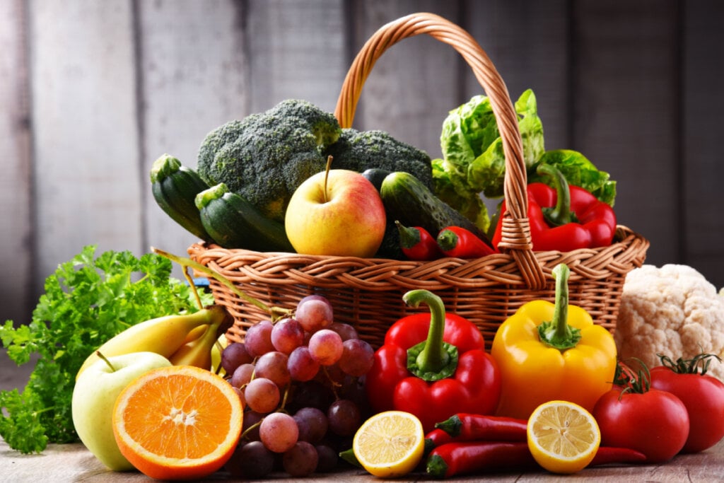 Frutas, verduras e legumes frescos são aliados essenciais para uma dieta balanceada (Imagem: monticello | Shutterstock)