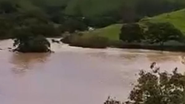 Gravação feita na manhã desta quarta-feira (4) às margens do rio registrou o momento em que moradores próximos foram alertados sobre o procedimento