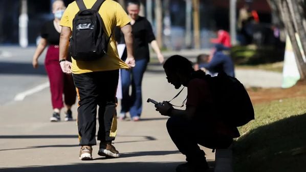 Perfil mais afetado é o de jovens negras sem rede de apoio e que precisam cuidar de familiares, segundo pesquisa feita em 2023