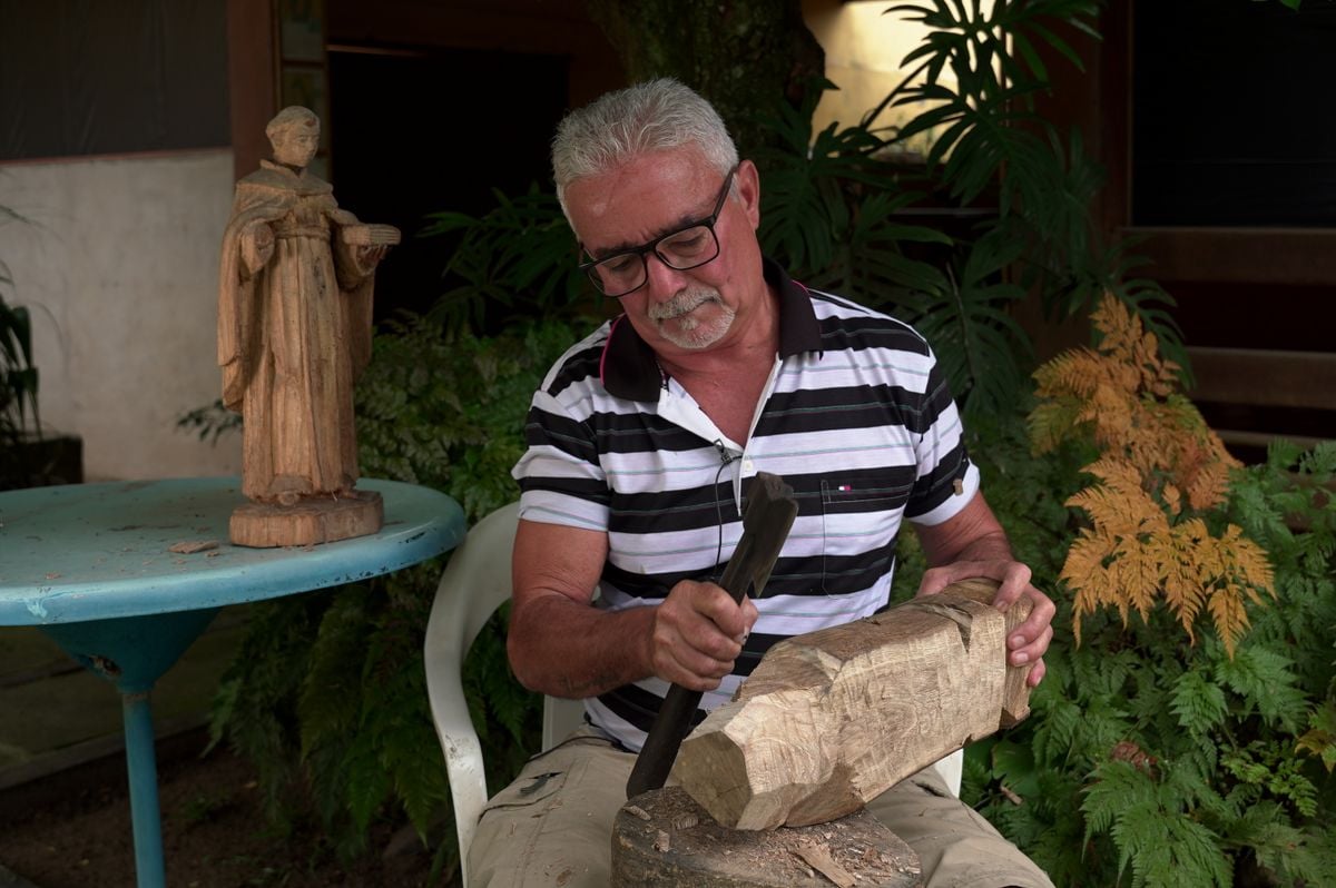 Wanderley Alencar Diniz, escultor que faz santos artesanalmente em Jacaraípe por Ricardo Medeiros