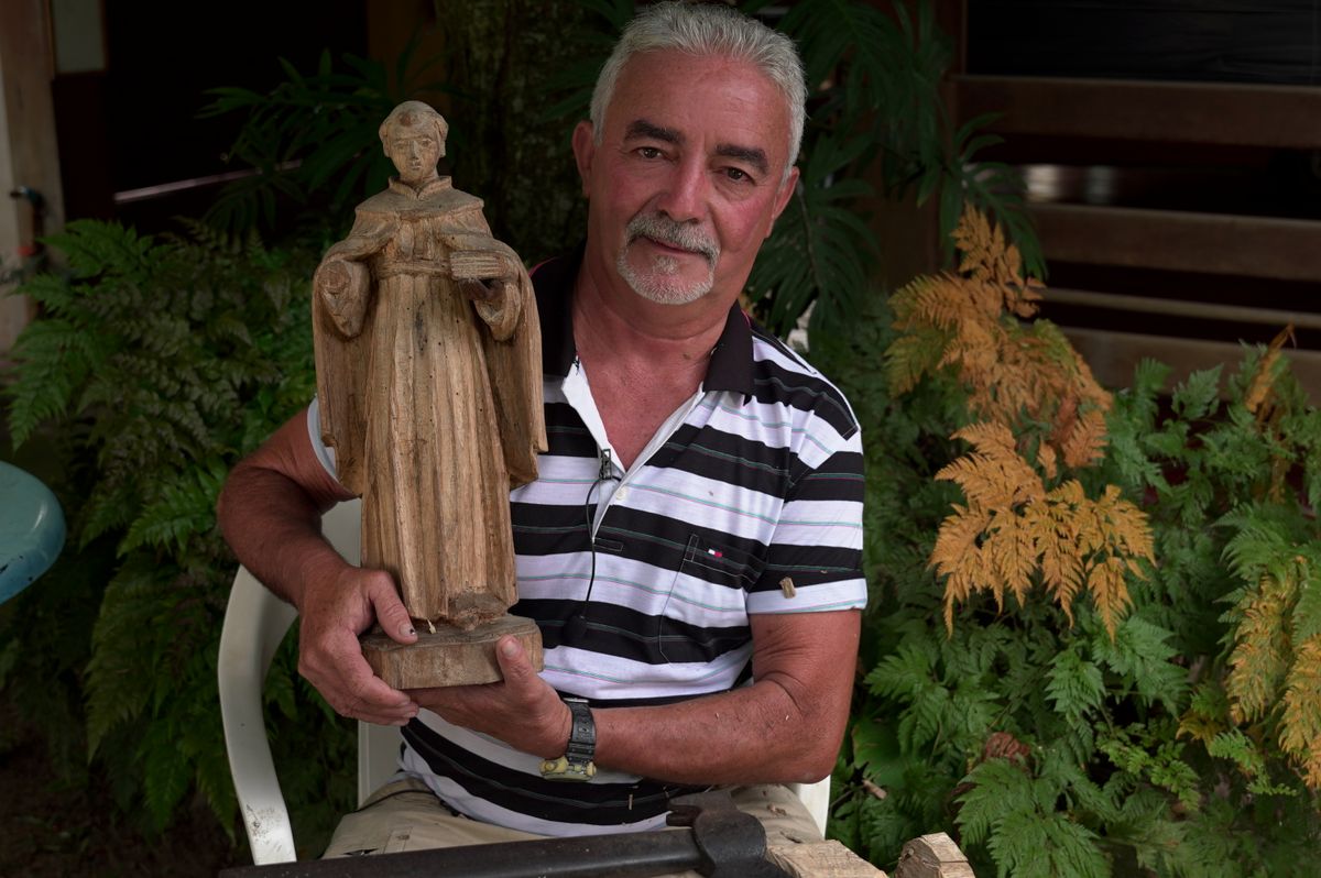 Wanderley Alencar Diniz, escultor que faz santos artesanalmente em Jacaraípe por Ricardo Medeiros