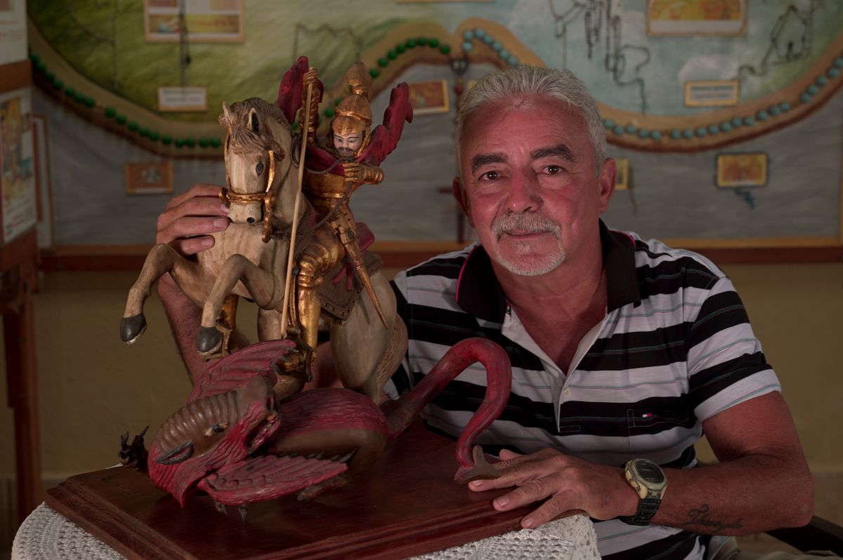 Wanderley Alencar Diniz, escultor que faz santos artesanalmente em Jacaraípe por Ricardo Medeiros