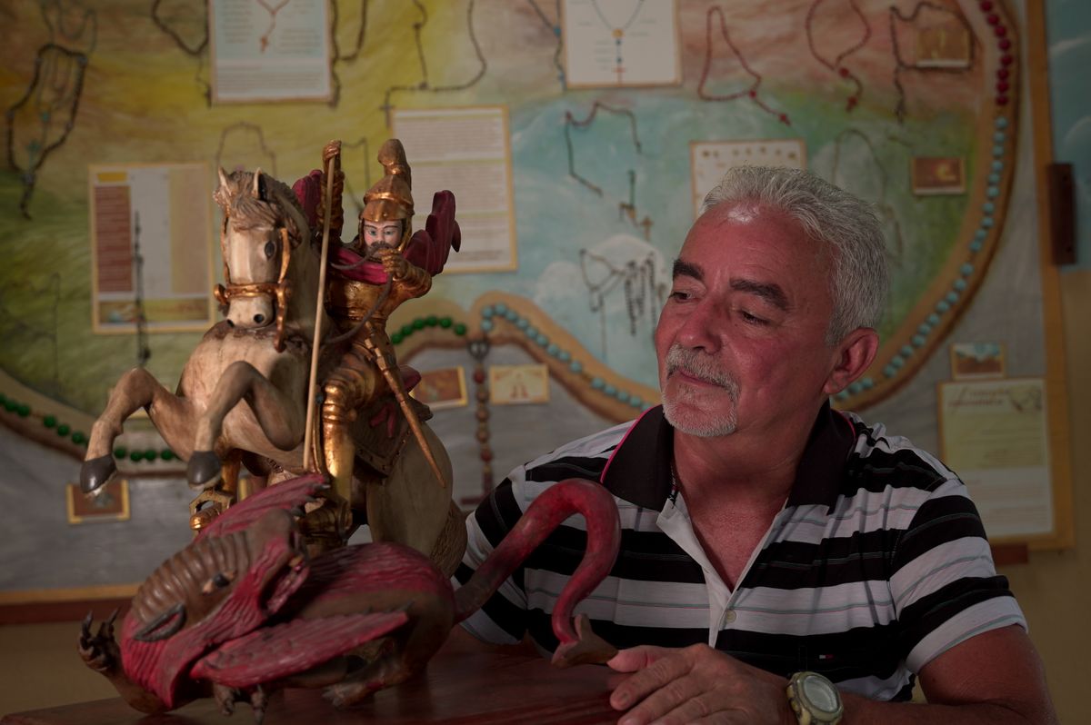 Wanderley Alencar Diniz, escultor que faz santos artesanalmente em Jacaraípe por Ricardo Medeiros