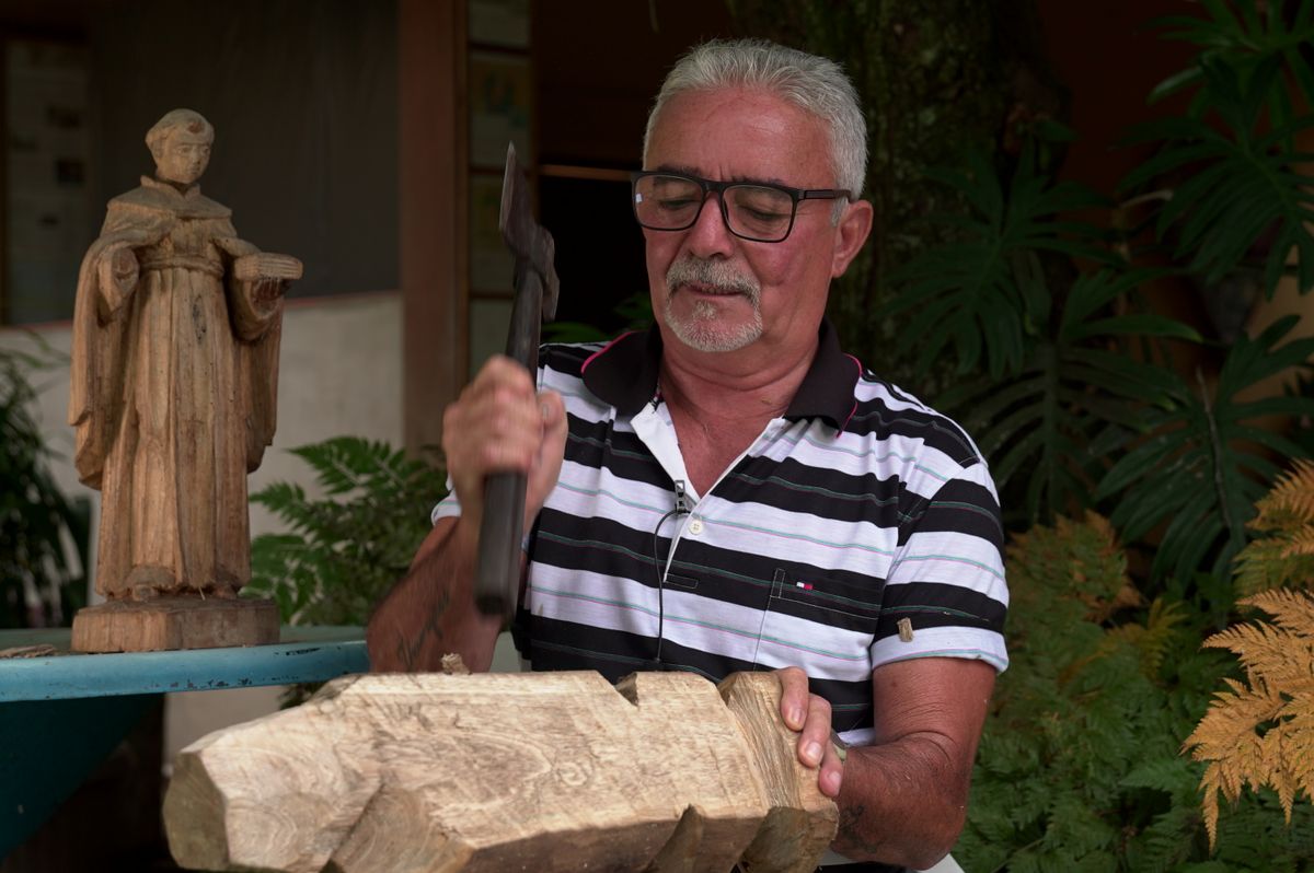 Wanderley Alencar Diniz, escultor que faz santos artesanalmente em Jacaraípe por Ricardo Medeiros