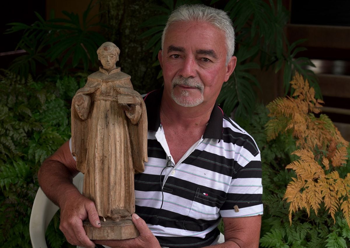 Wanderley Alencar Diniz, escultor que faz santos artesanalmente em Jacaraipe