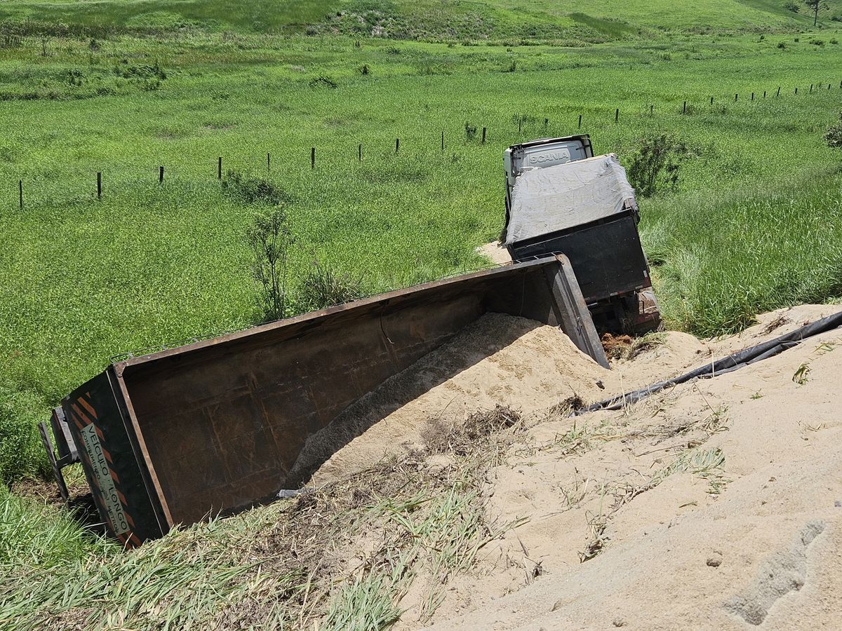 Carreta envolvida no acidente transportava areia, e saiu da pista