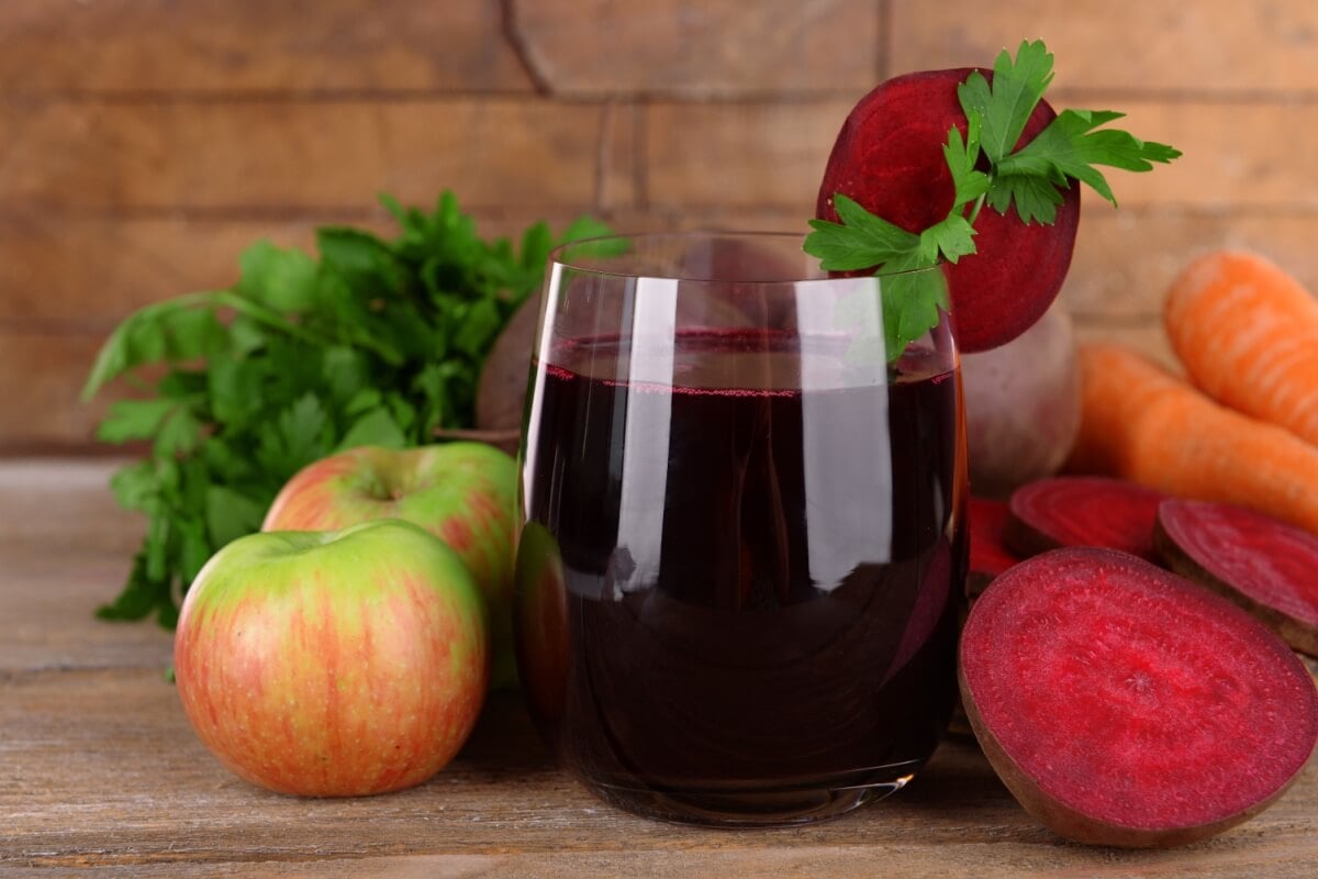 Suco de beterraba com maçã e cenoura (Imagem: Africa Studio | Shutterstock)