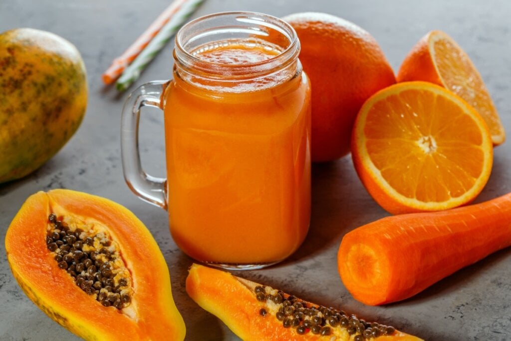 Suco de mamão, laranja e cenoura (Imagem: Tatiana Bralnina | Shutterstock)