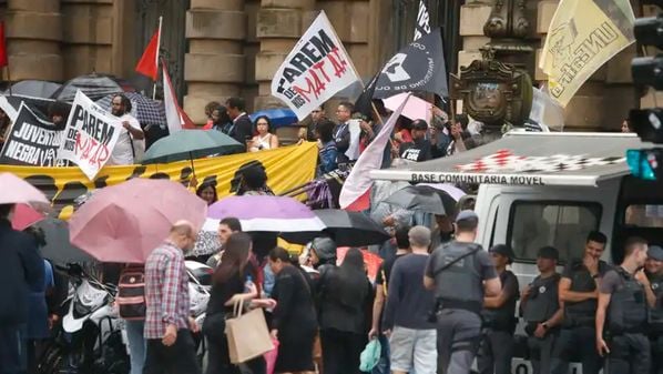 O ato, que teve início em frente ao Theatro Municipal de São Paulo, e se deslocou em passeata até a sede da Secretaria de Segurança Pública, no Centro