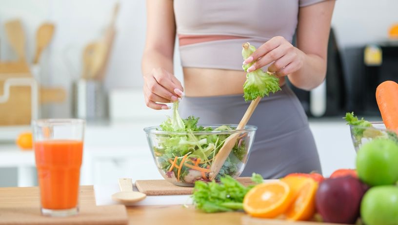 Saladas, sucos e frutas são boas opções de alimentos para serem consumidos em dias quentes