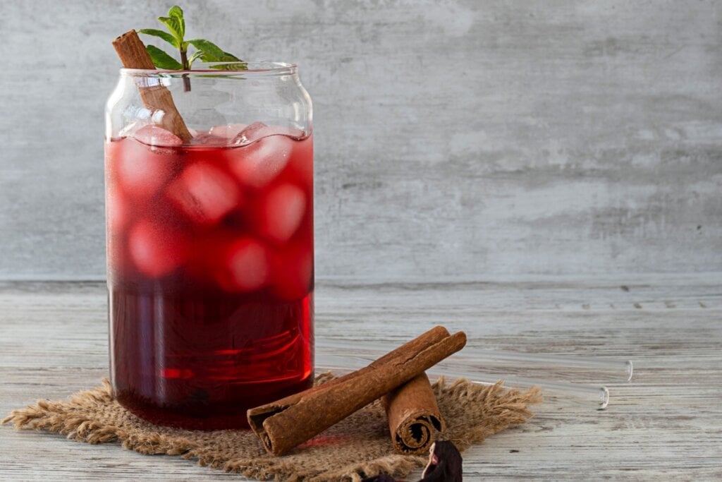 Chá gelado de hibisco com canela (Imagem: AnnaNikitina84 | Shutterstock)