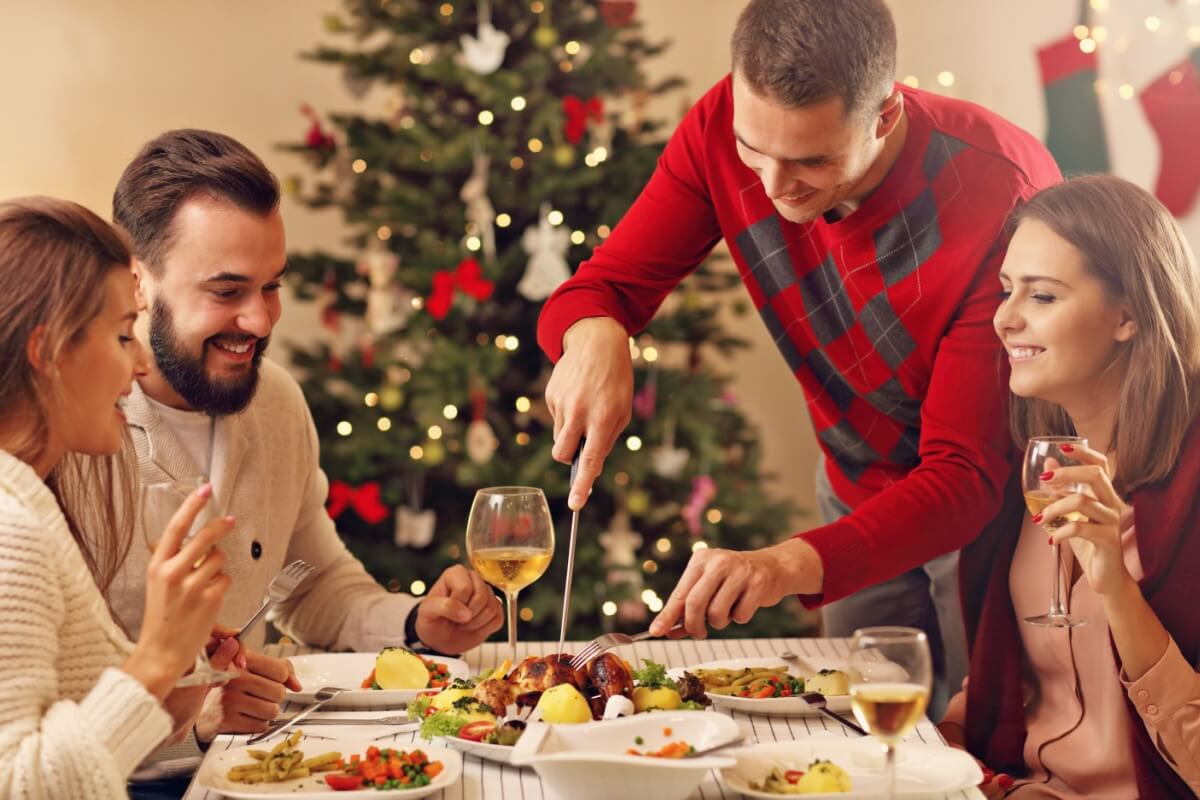 É possível aproveitar as festas de fim de ano sem excessos na alimentação (Imagem: Kamil Macniak | Shutterstock) 