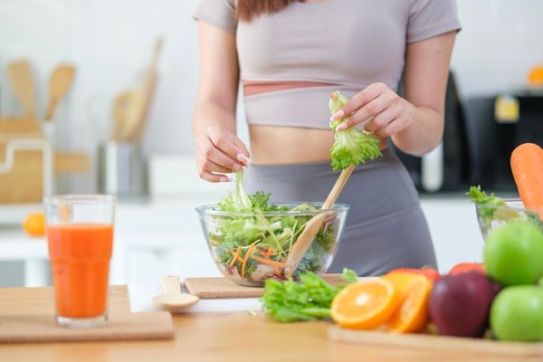 Saladas, sucos e frutas são boas opções de alimentos para serem consumidos em dias quentes