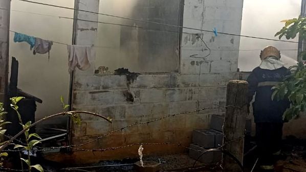 Segundo a PM, suspeito chegou armado ao local antes de atear fogo à residência, que ficou com a estrutura danificada e foi interditada pelos bombeiros