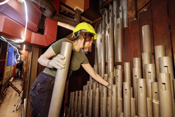 Luciana Lemes trabalha nos tubos do órgão da catedral de Notre-Dame, em Paris