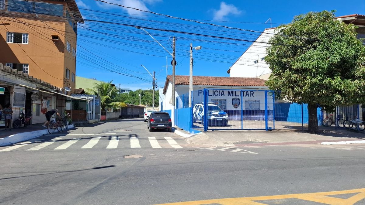 Uma pessoa morre e dupla em moto atira contra o 3º Pelotão da Polícia Militar, em Nova Almeida, na Serra.