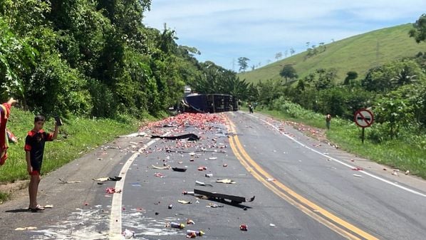 Batida ocorreu na manhã deste domingo (8), por volta das 10h20; colisão envolveu duas carretas e um carro de passeio. Segundo a PRF, a via foi totalmente liberada às 16h05