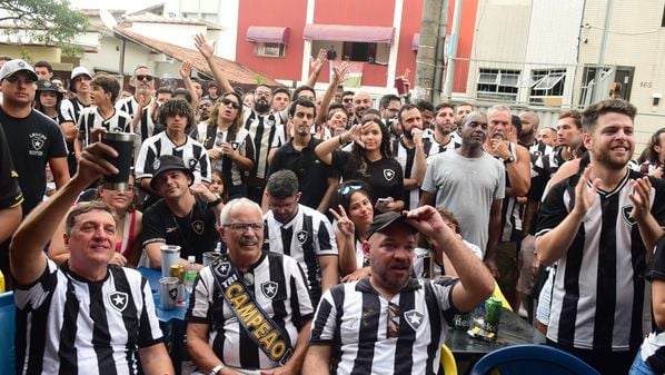 O fotógrafo Carlos Alberto Silva acompanhou de perto a comemoração dos botafoguenses capixabas em um bar de Vitória. Confira os cliques