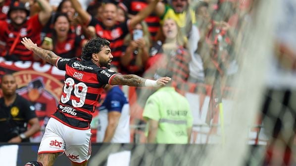 Gabigol foi o grande nome da partida, desde antes de a bola rolar. O atacante foi homenageado pelos dirigentes do Flamengo no gramado e ouviu os gritos de "Fica, Gabigol vindo das arquibancadas