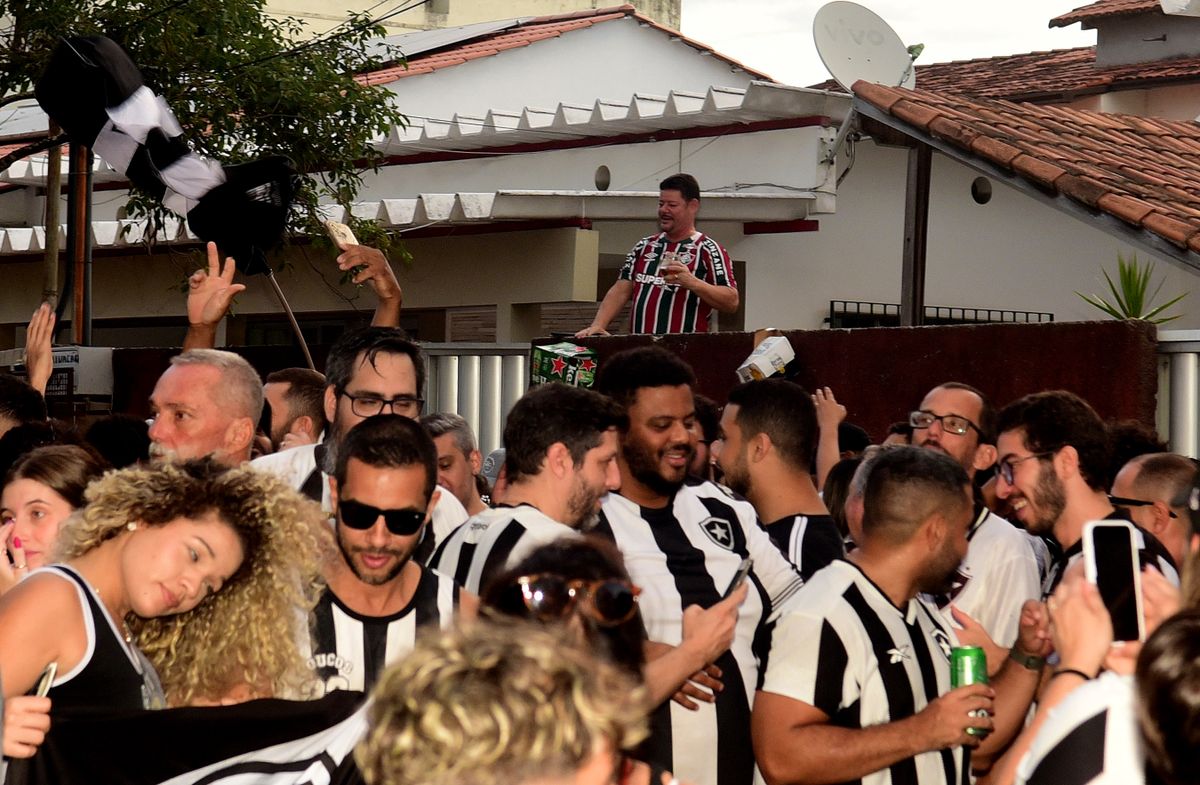 Torcedores do Botafogo comemoram a conquista do Brasileirão. O encontro foi no  bar do Alemão, em Jardim Camburi, Vitória por Carlos Alberto Silva