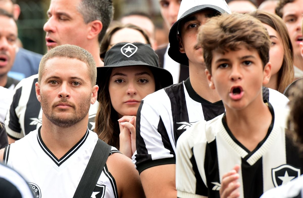 Torcedores do Botafogo comemoram a conquista do Brasileirão. O encontro foi no  bar do Alemão, em Jardim Camburi, Vitória por Carlos Alberto Silva