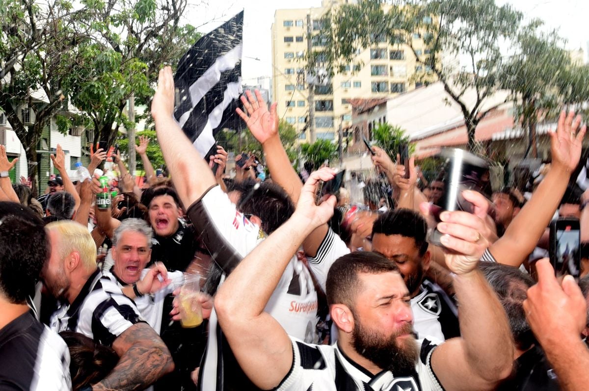 Torcedores do Botafogo comemoram a conquista do Brasileirão. O encontro foi no  bar do Alemão, em Jardim Camburi, Vitória por Carlos Alberto Silva
