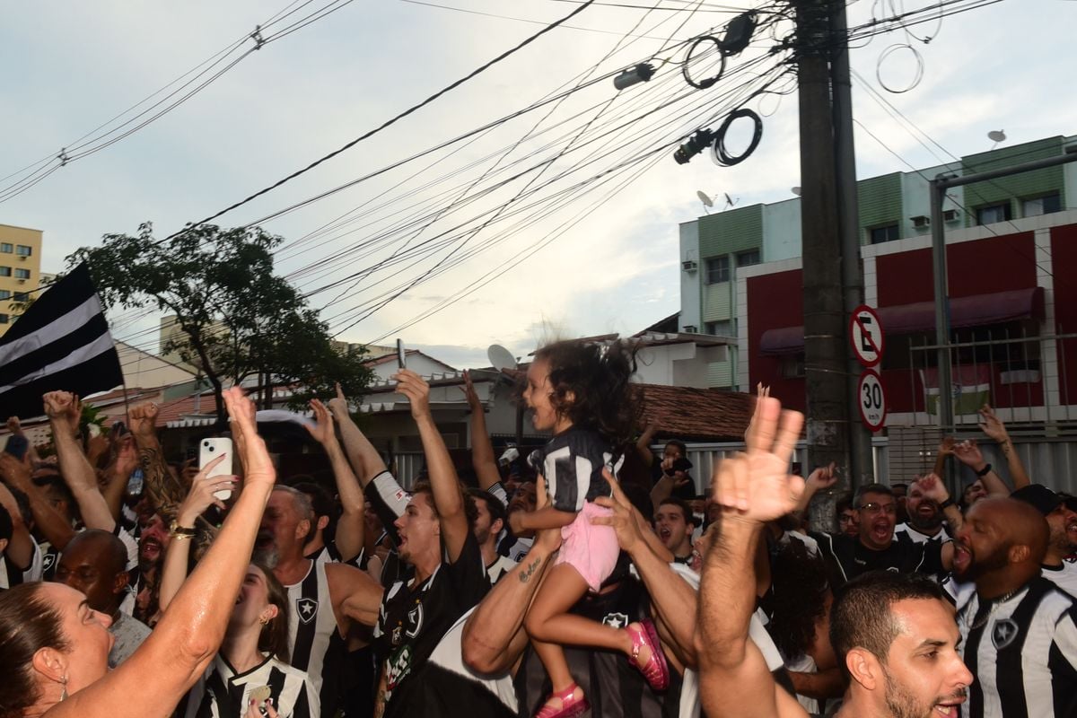 Torcedores do Botafogo comemoram a conquista do Brasileirão. O encontro foi no  bar do Alemão, em Jardim Camburi, Vitória por Carlos Alberto Silva