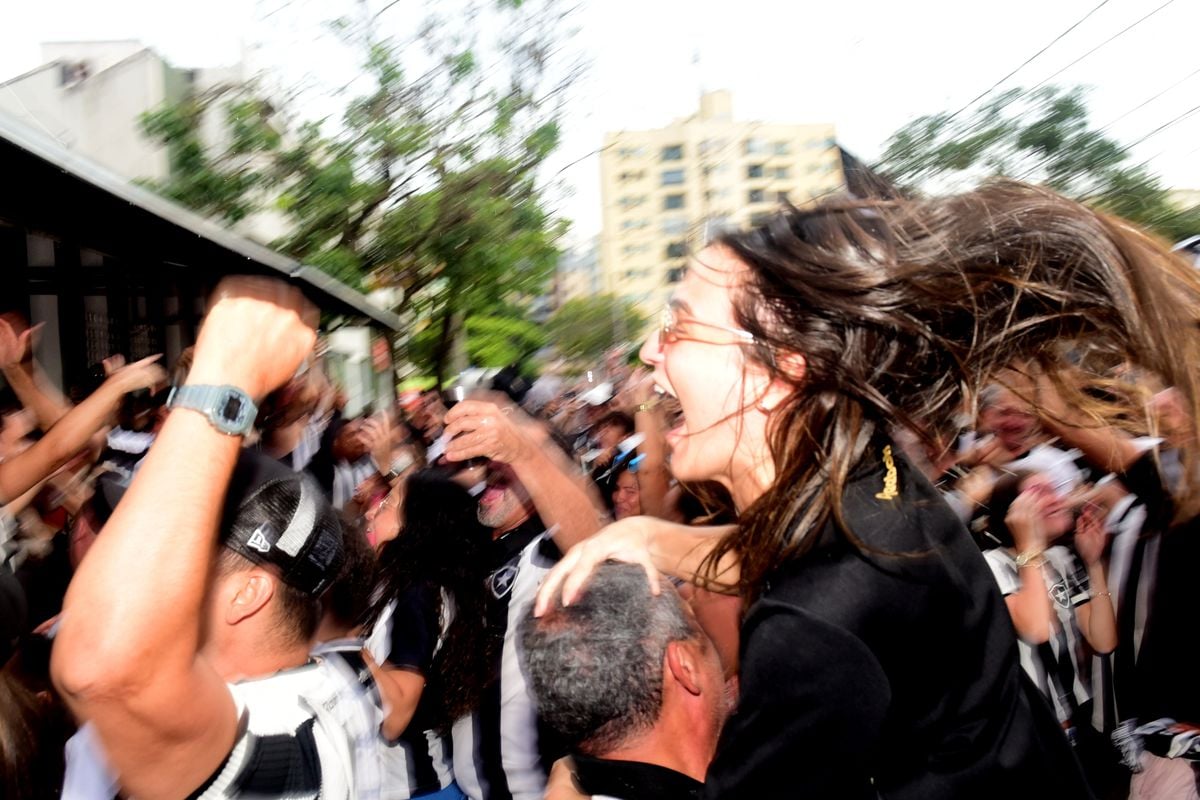 Torcedores do Botafogo comemoram a conquista do Brasileirão. O encontro foi no  bar do Alemão, em Jardim Camburi, Vitória por Carlos Alberto Silva