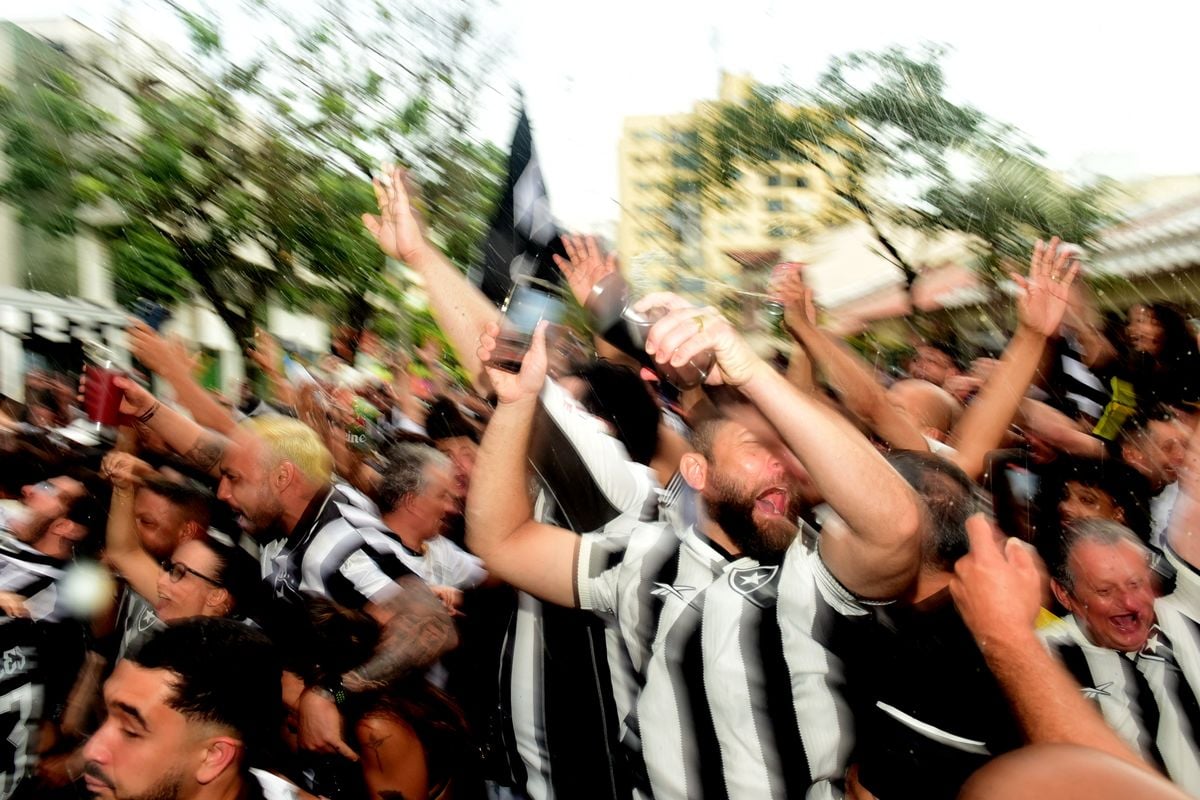 Torcedores do Botafogo comemoram a conquista do Brasileirão. O encontro foi no  bar do Alemão, em Jardim Camburi, Vitória por Carlos Alberto Silva