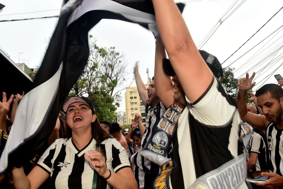 Torcedores do Botafogo comemoram a conquista do Brasileirão. O encontro foi no  bar do Alemão, em Jardim Camburi, Vitória por Carlos Alberto Silva