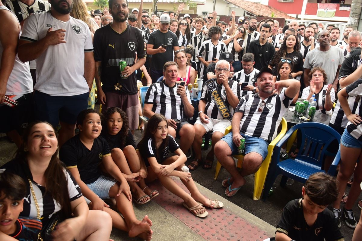Torcedores do Botafogo comemoram a conquista do Brasileirão. O encontro foi no  bar do Alemão, em Jardim Camburi, Vitória por Carlos Alberto Silva