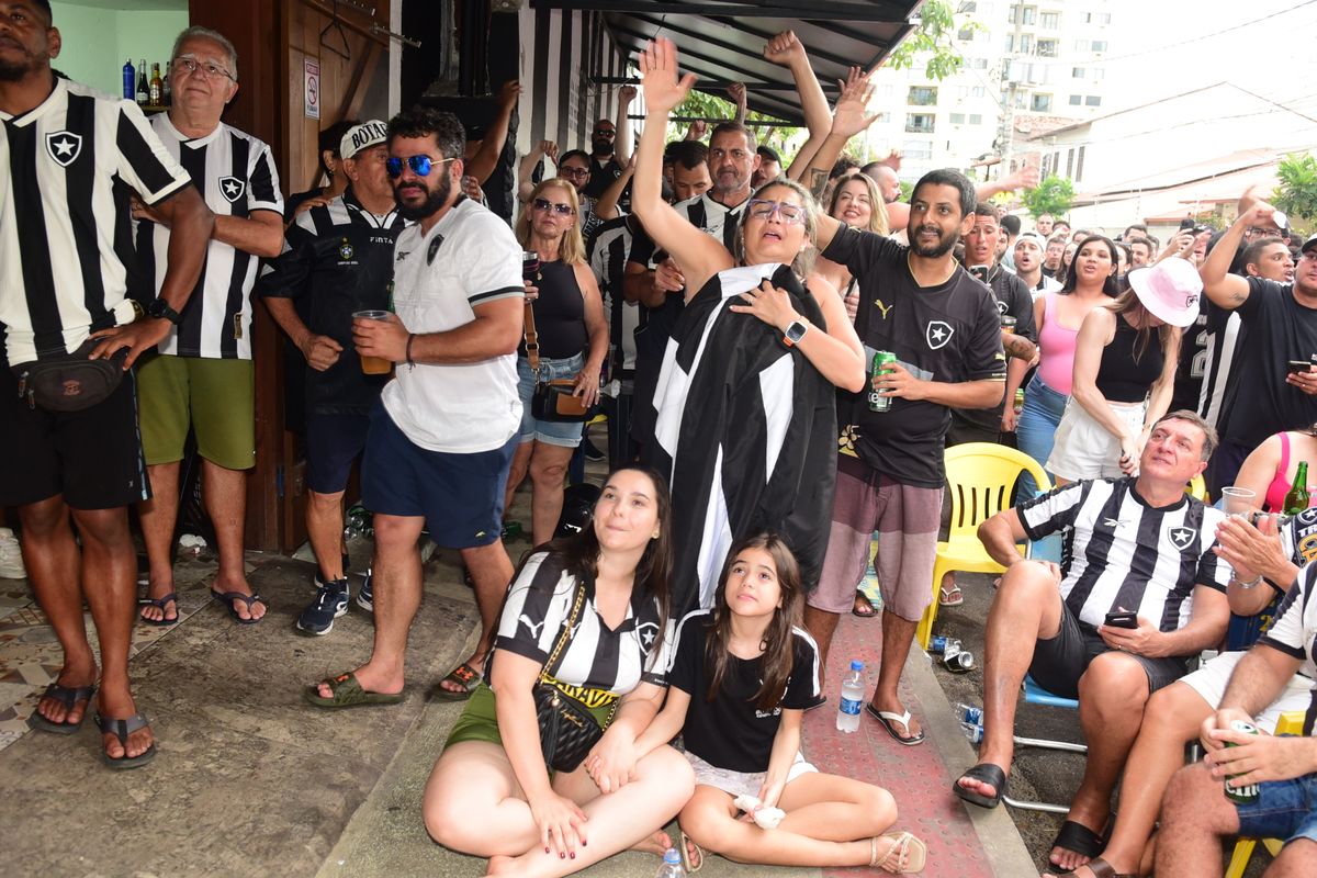 Torcedores do Botafogo comemoram a conquista do Brasileirão. O encontro foi no  bar do Alemão, em Jardim Camburi, Vitória por Carlos Alberto Silva