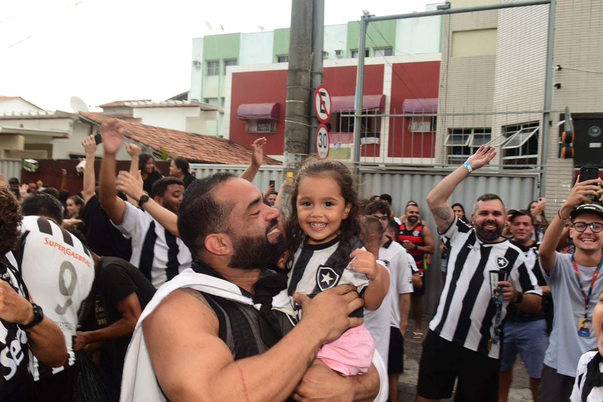 Torcedores do Botafogo comemoram a conquista do Brasileirão. O encontro foi no  bar do Alemão, em Jardim Camburi, Vitória por Carlos Alberto Silva