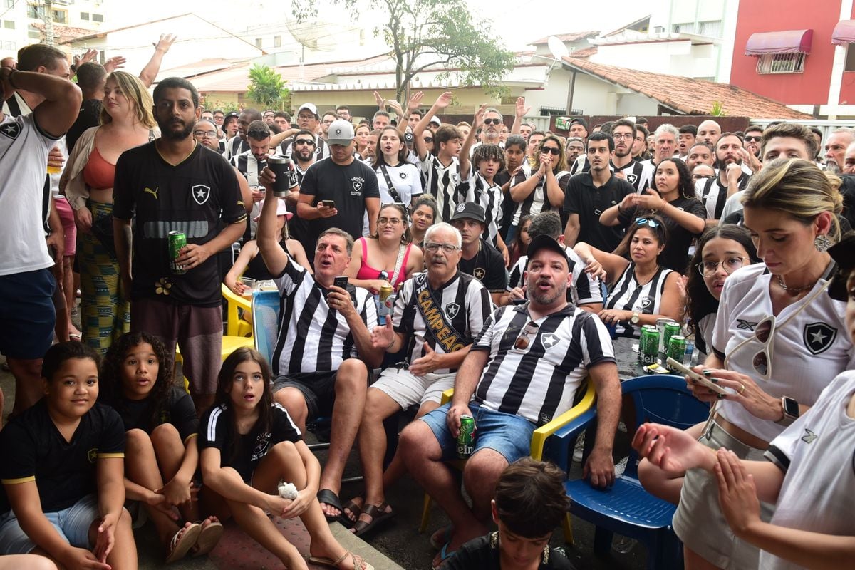 Torcedores do Botafogo comemoram a conquista do Brasileirão. O encontro foi no  bar do Alemão, em Jardim Camburi, Vitória por Carlos Alberto Silva