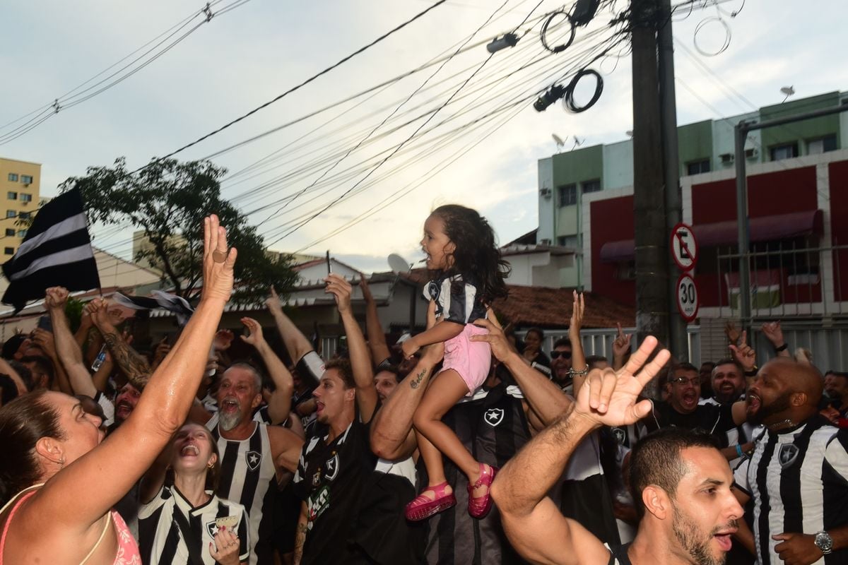 Torcedores do Botafogo comemoram a conquista do Brasileirão. O encontro foi no  bar do Alemão, em Jardim Camburi, Vitória por Carlos Alberto Silva