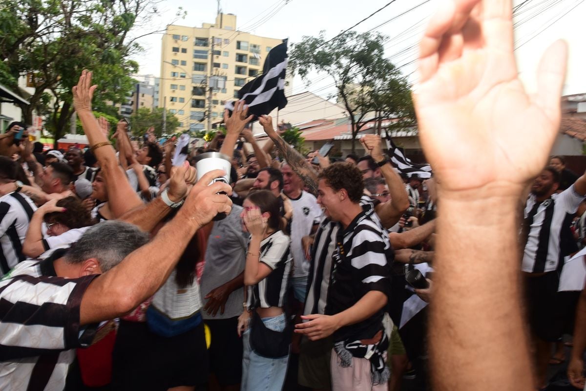 Torcedores do Botafogo comemoram a conquista do Brasileirão. O encontro foi no  bar do Alemão, em Jardim Camburi, Vitória por Carlos Alberto Silva